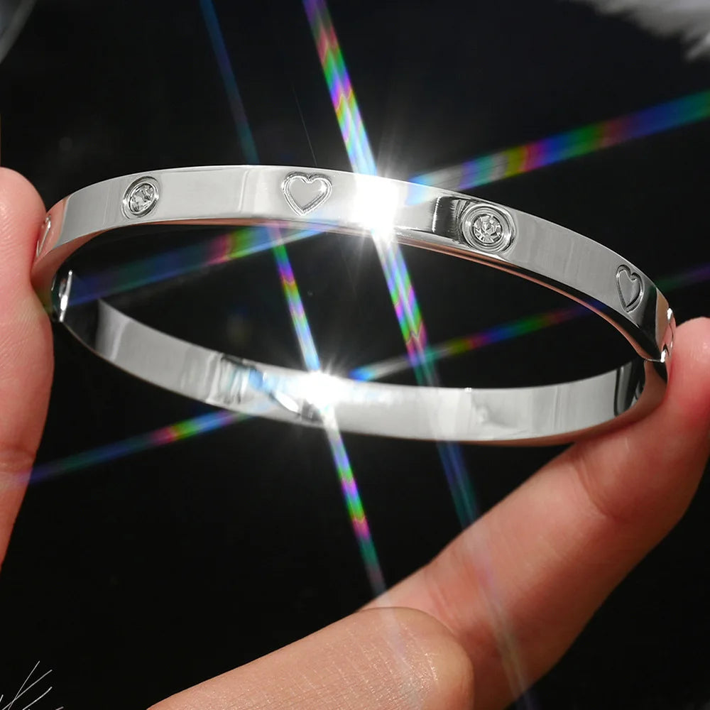Europe And The United States Hot Stainless Steel Four-leaf Clover Lucky Bracelet Fashion Women's Nail Bracelet Gold Bangles