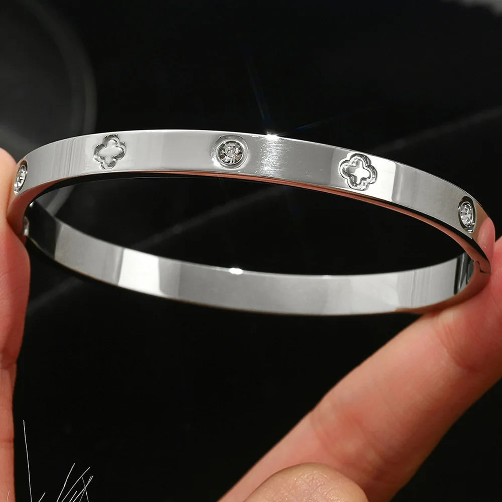 Europe And The United States Hot Stainless Steel Four-leaf Clover Lucky Bracelet Fashion Women's Nail Bracelet Gold Bangles