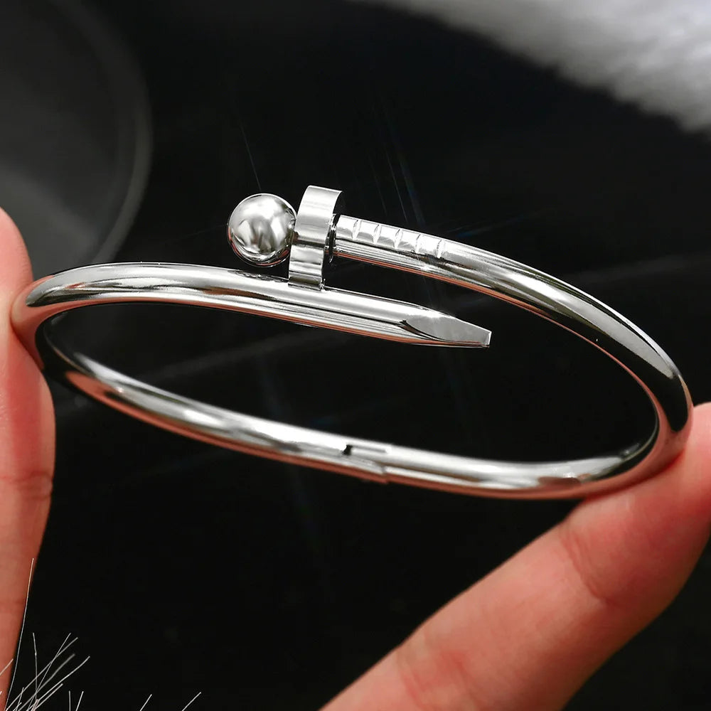 Europe And The United States Hot Stainless Steel Four-leaf Clover Lucky Bracelet Fashion Women's Nail Bracelet Gold Bangles