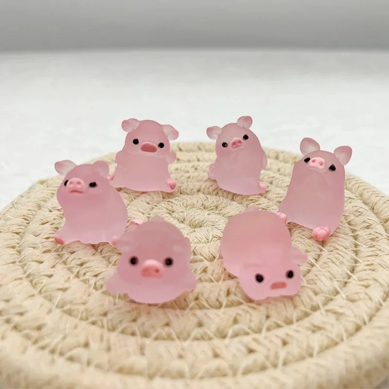 A Set Of Six Resin Cute Glow-In-The-Dark Piggy Ornament DIY Keychain Micro-Landscaping Accessories Home Desktop Car Decoration
