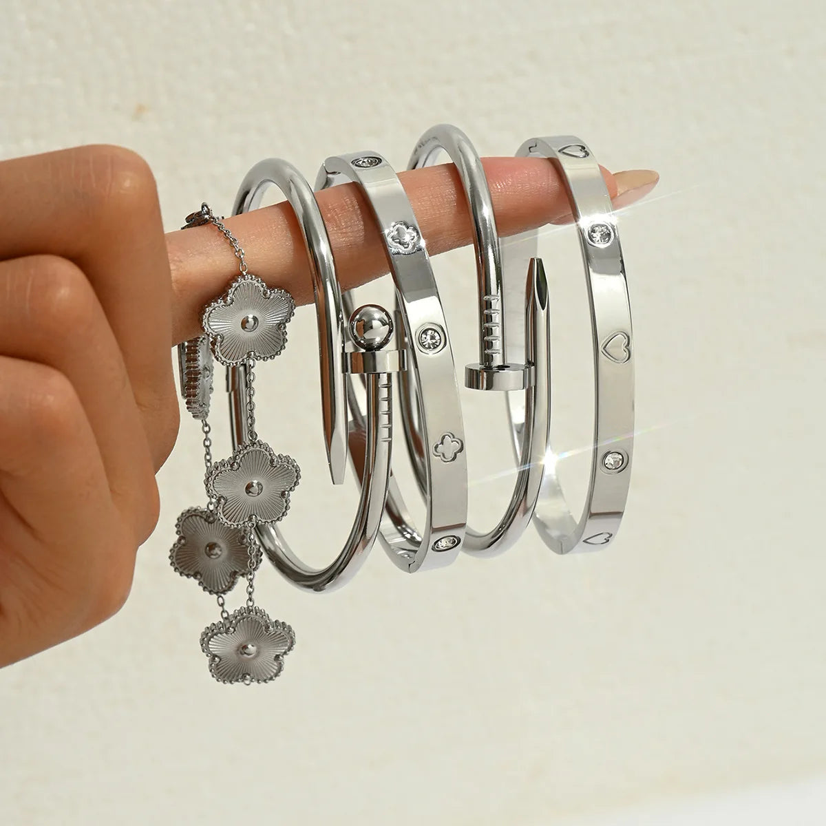 Europe And The United States Hot Stainless Steel Four-leaf Clover Lucky Bracelet Fashion Women's Nail Bracelet Gold Bangles