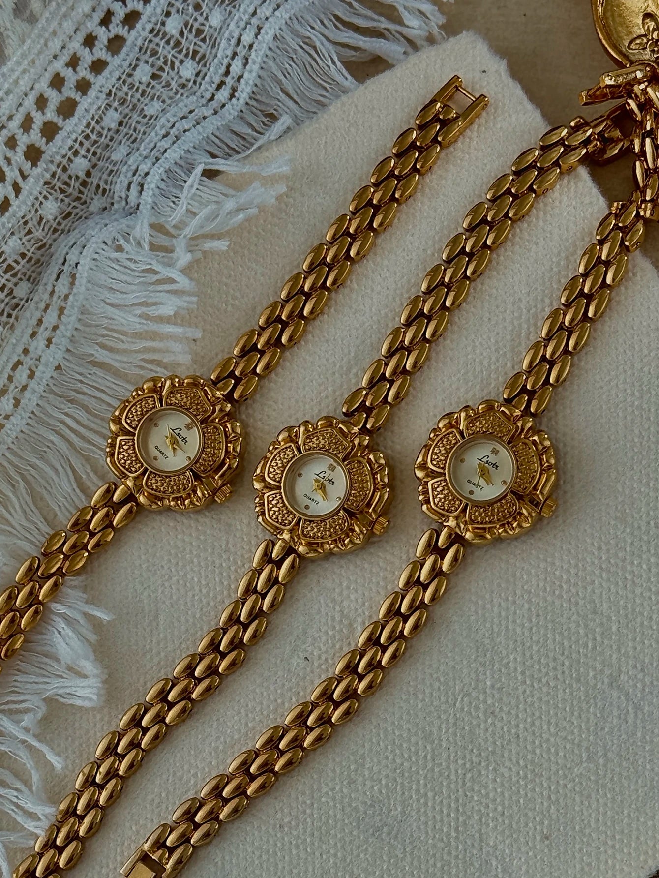 1 Piece of French Golden Retro Camellia Women's Watch, Exquisite, Elegant, Personalized, Fashionable, Classy Waterproof Women's Quartz Watch, Suitable for Daily Wear, Party Vacation Decorative Wrist