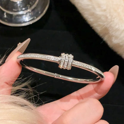 Europe And The United States Hot Stainless Steel Four-leaf Clover Lucky Bracelet Fashion Women's Nail Bracelet Gold Bangles