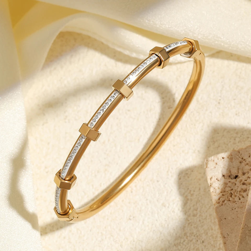 Europe And The United States Hot Stainless Steel Four-leaf Clover Lucky Bracelet Fashion Women's Nail Bracelet Gold Bangles