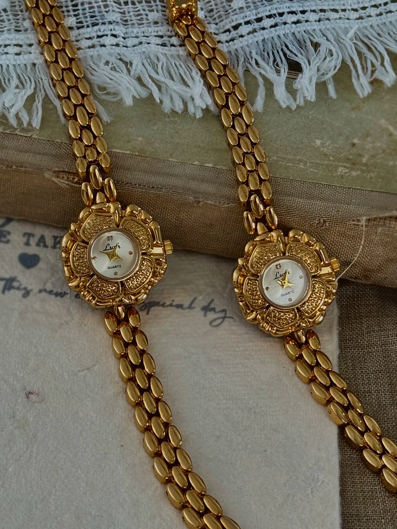 1 Piece of French Golden Retro Camellia Women's Watch, Exquisite, Elegant, Personalized, Fashionable, Classy Waterproof Women's Quartz Watch, Suitable for Daily Wear, Party Vacation Decorative Wrist